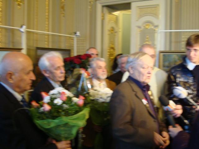 В Україні подія - у Фонді культури віншують Ювіляра. (DSC03724.JPG)
