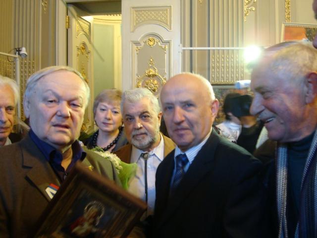 В Україні подія - у Фонді культури віншують Ювіляра. (DSC03726.JPG)