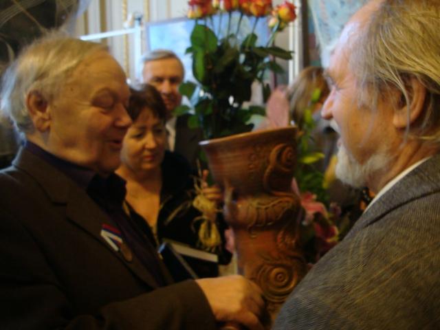 В Україні подія - у Фонді культури віншують Ювіляра. (DSC03740.JPG)