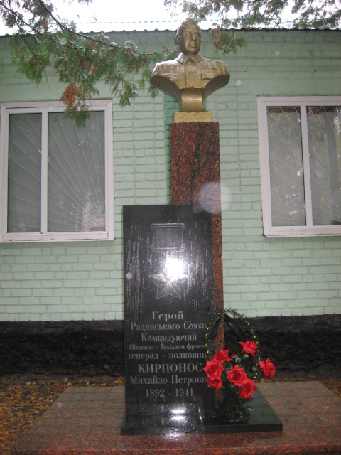 ПАМ’ЯТІ ВОЄНАЧАЛЬНИКА-ГЕРОЯ-ЗЕМЛЯКА (IMG_6007.JPG)