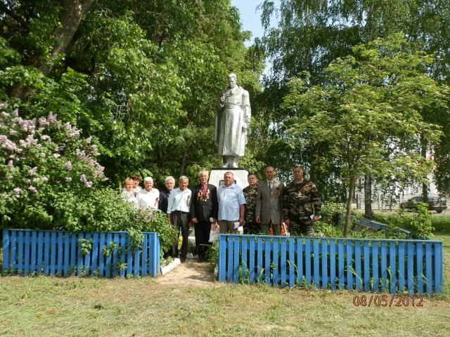 Вшановуючи ветеранів (P5081079.JPG)