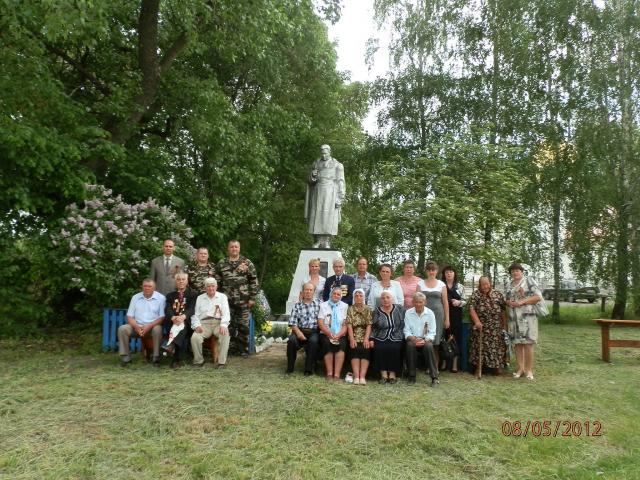 Вшановуючи ветеранів (P5081105.JPG)